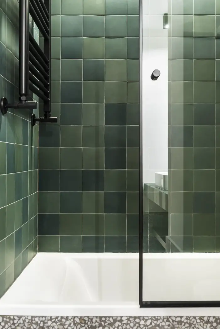 Détail technique du carrelage et de l'évacuation d'une douche à l'italienne