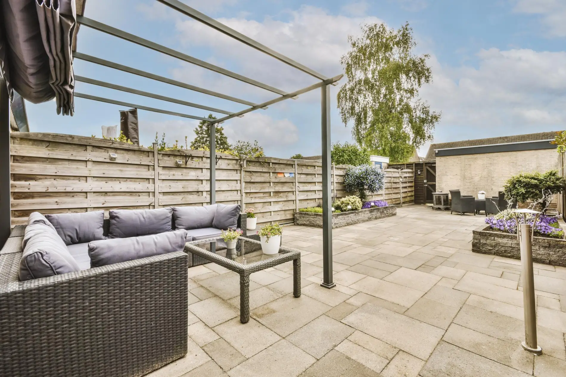 Terrasse extérieure avec des grands carreaux de carrelage gris posés par un carreleur à Mérignac.