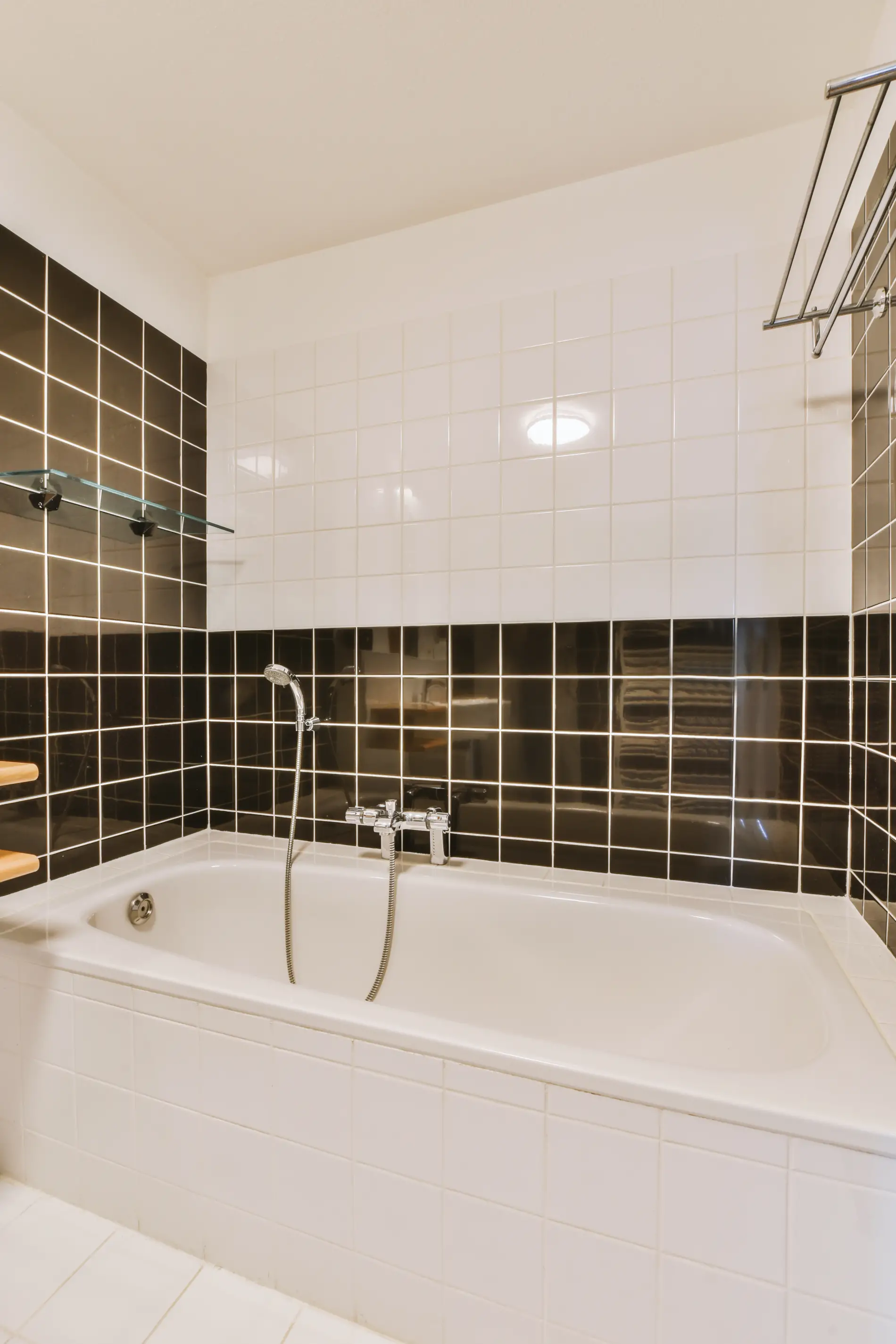 Rénovation d'une salle de bain avec du carrelage grand format à Martignas