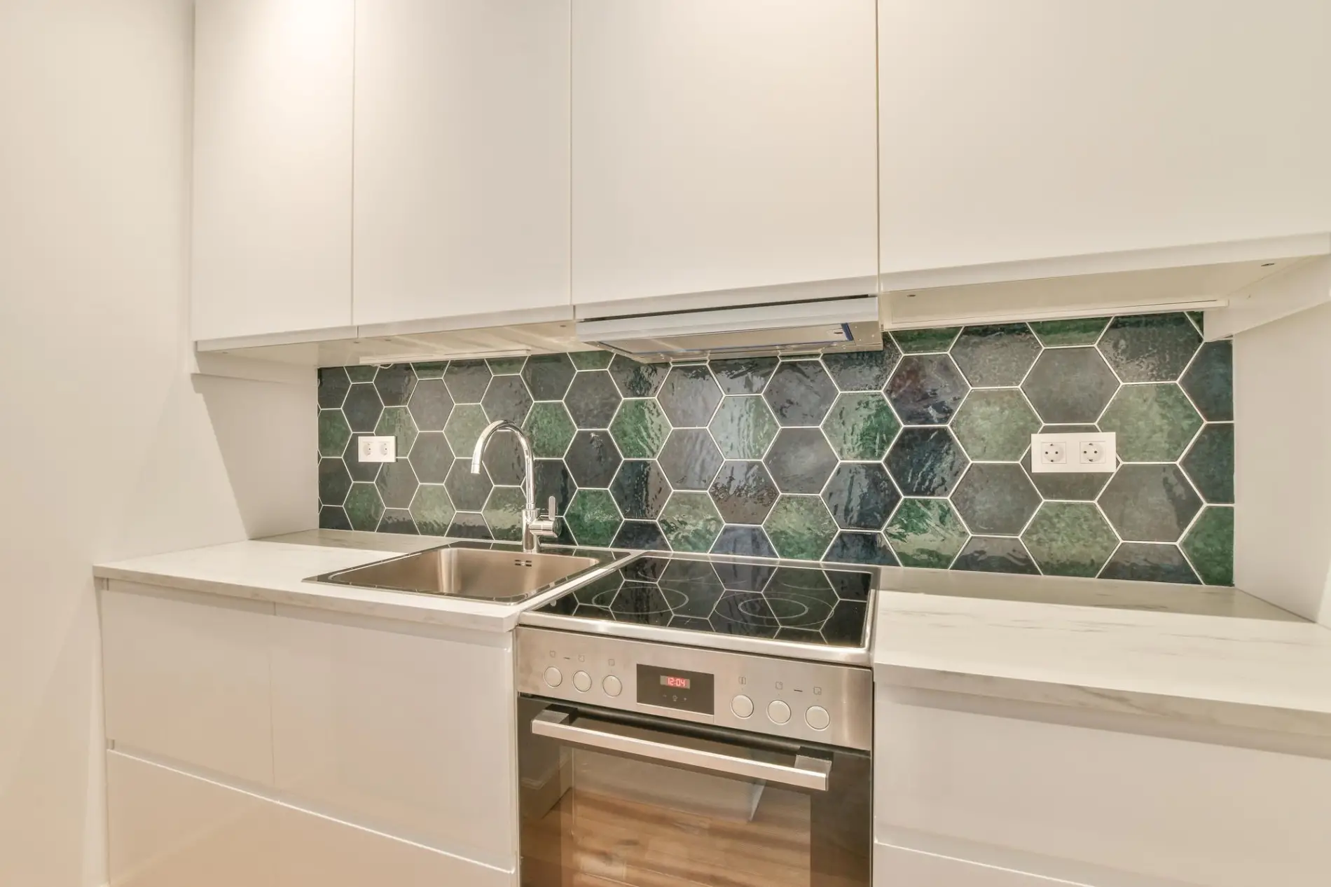 Pose de carrelage hexagonal dans une cuisine moderne à Pessac
